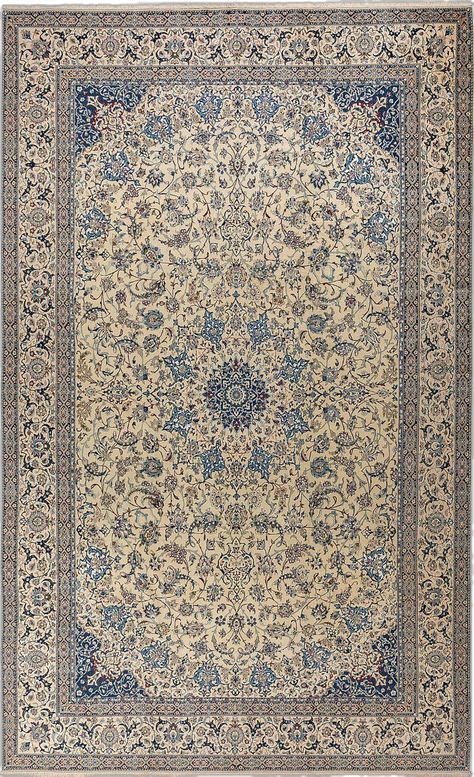 Size597x378cm This is a Persian Nain rugNain is a town 150km to the east of Isfahan in central IranVery fine and precise designs were created due to the high quality of the workshops in the areaNain rugs have a cotton foundation with a very soft wool or woolsilk puleThe workmanship is of the highest class and the knot density is also high (often more than one million knots per square meterPatterns with a medallion in the middle together with arabesques and floral motifs are c Persian Rug Pattern Drawing, Room Rug Aesthetic, Persian Rugs Wallpaper, Rug Laptop Wallpaper, Persian Rug Art, Persian Rug Painting, Persian Rug Wallpaper Iphone, Persian Rug Wallpaper Laptop, Persian Carpet Aesthetic