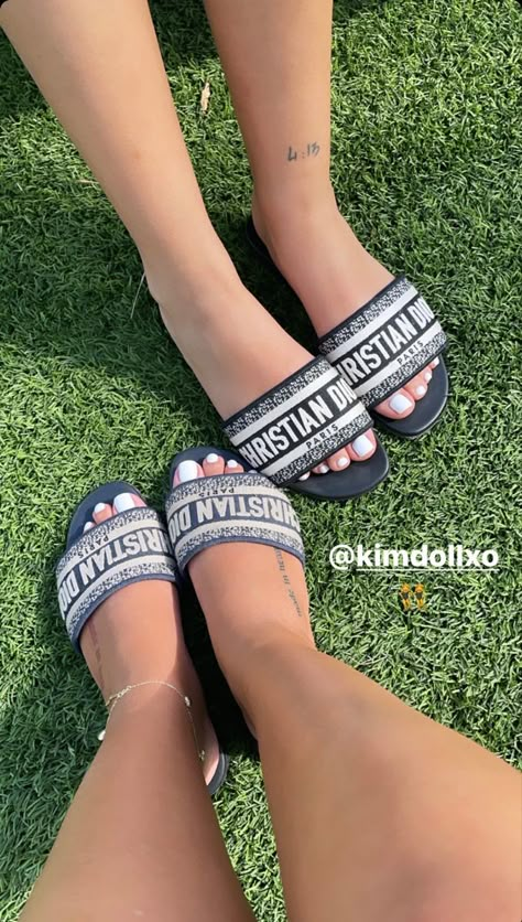 Luxury Slides, Fancy Sandals, Crocs Fashion, Pretty Sandals, Pretty Shoes Sneakers, Fashion Shoes Sandals, Sandals Outfit, Girly Shoes, Swag Shoes