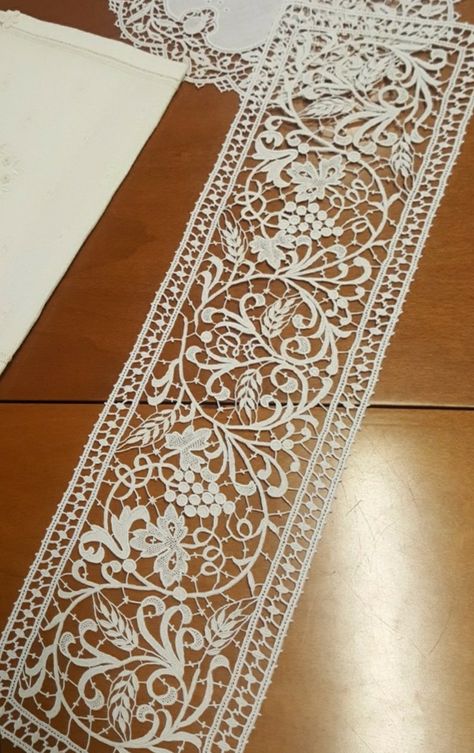 Turkish Crochet, Making Lace, Romanian Lace, Bruges Lace, Lace Art, Bobbin Lace Patterns, Handmade Flowers Fabric, Crochet Table, Cutwork Embroidery