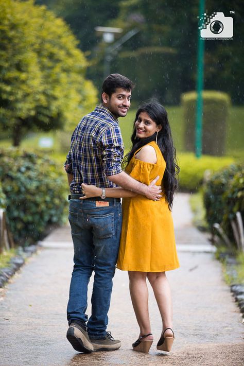 Decent Poses For Couples, Couple Outdoor Shoot Poses, Prephotoshoot Poses, Couples Sitting Poses Chair, Pre Wedding Couples Poses, Best Pose For Couples, Outdoor Photoshoot For Couples, Trending Couple Poses, Photoshoot For Pre Wedding