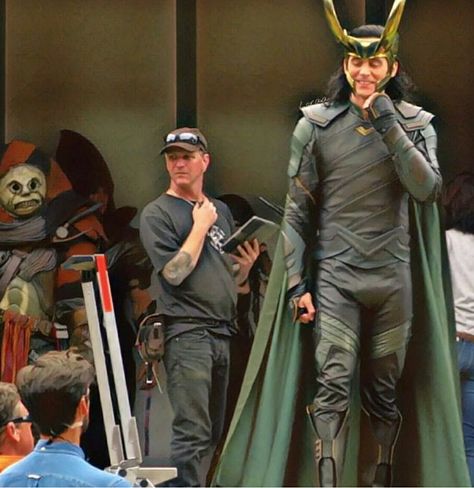 I wish Loki was so happy..... Loki Behind The Scenes, Thor Ragnarok 2017, Loki Costume, Loki Cosplay, Loki God Of Mischief, Thor Ragnarok, Thomas William Hiddleston, Loki Marvel, Loki Thor