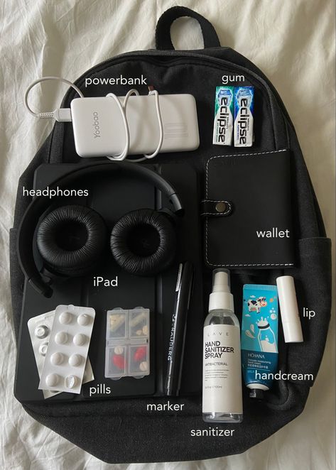 Studie Hacks, School Backpack Essentials, Everyday Bag Essentials, School Bag Essentials, Backpack Essentials, Travel Bag Essentials, Inside My Bag, Purse Essentials, Handbag Essentials