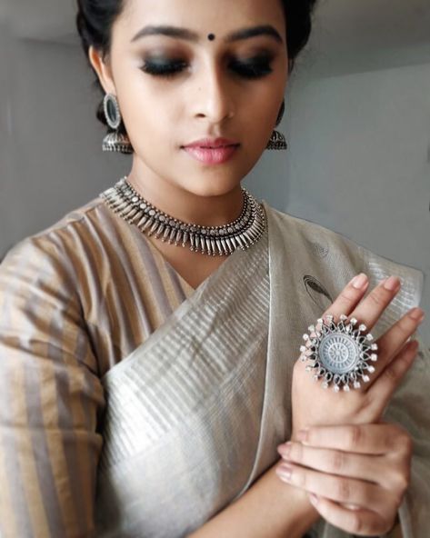 8 Celebs Shows How Right Jhumkas Can Elevate Your Dressing Style! Sri Divya, Black Metal Jewelry, Oxidised Silver Jewelry, Indian Jewelry Earrings, Samantha Photos, Antique Jewellery Designs, Antique Silver Jewelry, Celebrity Jewelry, Silver Jewellery Indian