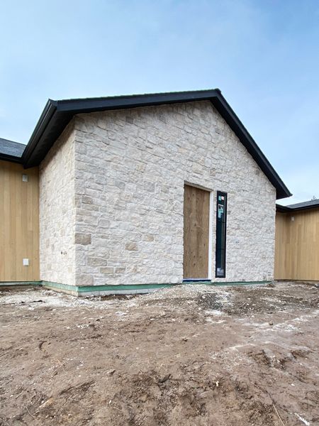 Eldorado Stone Casa Blanca, Brick With Stone Accents Exterior, Low Pitched Roof Exterior, Stone Veneer Wall Exterior, Eldorado Stone Exterior, Eldorado Stone Roughcut Casa Blanca, Texas Stone House Exterior, Modern Stone Veneer Exterior, Casa Blanca Eldorado Stone