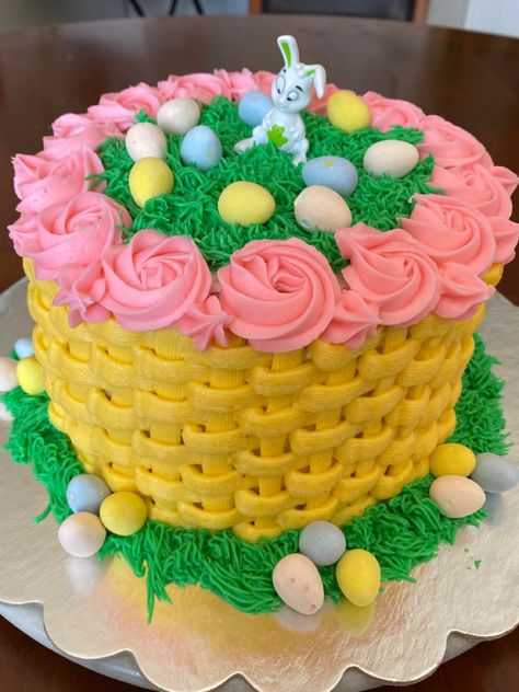 Easter basket cake with bunny and eggs on top Small Easter Cake Ideas, Easter Cake With Chocolate Bunny, Easter Birthday Cake Ideas, Easter Cakes Easy Decorating Ideas, Cake Ideas For Easter, Cute Easter Cake Ideas, Easter Cake Designs Ideas, Pretty Easter Cakes, Easter Basket Cake Ideas