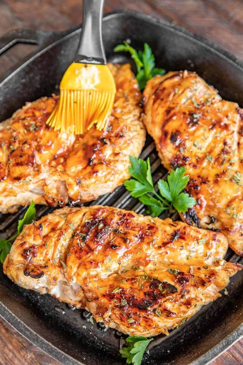 Citrus BBQ Grilled Chicken - a new favorite! Chicken marinated in orange juice, lime juice, garlic, and chicken bouillon and finished off with BBQ sauce. YUM! This only takes a minute to whip up and tastes AMAZING! It is so tender and juicy and packed FULL of great flavors. Give this a try the next time you fire up the grill. I promise you this is the BEST! Smothered Green Beans, Baked Green Beans, Easy Chicken Marinade, Chicken Receipes, Grilled Bbq Chicken, Chicken Bouillon, Plain Chicken, Glazed Chicken, Citrus Chicken