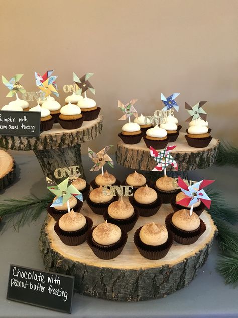 Cupcake display Cupcakes Forest Theme, Woodlands Cupcakes, Cupcake Woodland Theme, Woodland Cupcake Stand, Moss Cupcakes Woodland Party, First Birthday Cupcakes, Birthday Display, Cupcake Display, Food Display