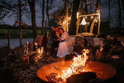 Hanging Edison Lights, Edison Lights, Cozy Campfire, Dream Marriage, Rustic Wedding Inspiration, Wedding Reception Inspiration, Winter Wedding Inspiration, Wedding Inspiration Fall, Ceremony Venue