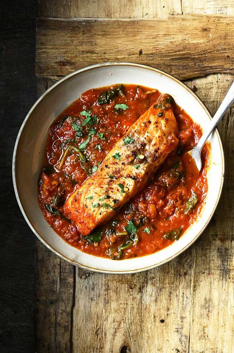 Spanish Style Salmon, Serving Dumplings, High Protein Breakfasts, Arrabbiata Sauce, Protein Breakfasts, Best Salmon Recipe, Salmon Spinach, Plats Healthy, Wilted Spinach