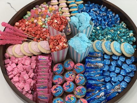 Dessert Bar Gender Reveal, Gender Reveal Cheese Board, Gender Reveal Blue And Pink Theme, Charcuterie Board Ideas Gender Reveal, Gender Reveal Foods Snacks, Gender Real Food Ideas, Pink And Blue Charcuterie Board, Gender Reveal Ideas Snacks, Food For Gender Reveal Party Appetizers