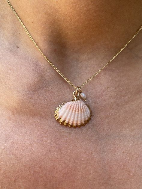 Indulge in the gorgeous beauty of this handmade 16" Small Scallop Shell Necklace, adorned with a tiny pearl and delicate 14kt gold filled chain. Make a statement with this elegant piece and elevate your style today! Stuff To Do With Seashells, Jewelry With Seashells, Pearl Shell Necklace, She’ll Necklace, Shell Neckless, Shell Necklace Aesthetic, Seashell Crafts Diy, Cutesy Jewelry, Seashell Necklace Diy