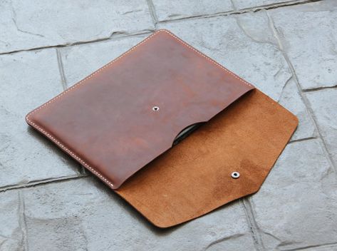 Leather Laptop Sleeve, Diy Leather Projects, Leather Laptop Case, Leather Folder, Leather Wallet Pattern, Leather Tablet Case, Macbook Air Pro, Wallet Pattern, Laptop Stand