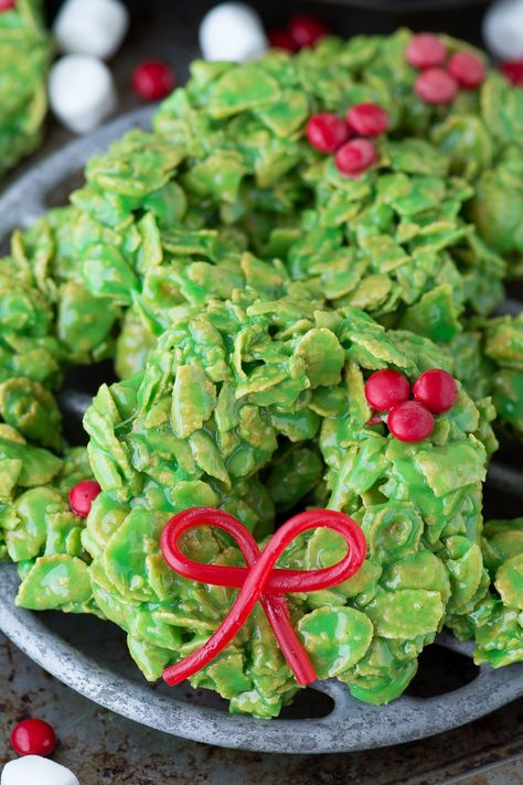 No bake christmas wreath cookies made with corn flakes and marshmallows! These only take 20 minutes to make! Cornflake Wreaths, Edible Christmas Tree, Sweet Truffles, Christmas Wreath Cookies, No Bake Christmas, Berry Cookies, Traditional Christmas Cookies, Crispy Recipes, Yummy Christmas Treats