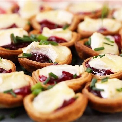 Brie Cranberry Appetizer, Cranberry Appetizer, Cranberry Bites, Cranberry Brie Bites, Premade Pie Crust, Brie Cranberry, Butter Pastry, Cranberry Brie, Brie Bites