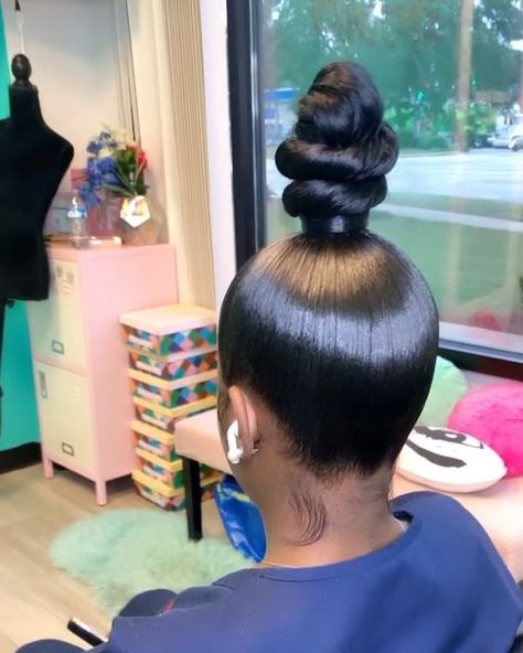 Sleek Top Knot Bun, Sleek Top Knot, Top Knot Bun, High Ponytail Hairstyles, Sleek Ponytail Hairstyles, Knot Bun, Top Knot Hairstyles, Black Ponytail Hairstyles, Braided Bun Hairstyles