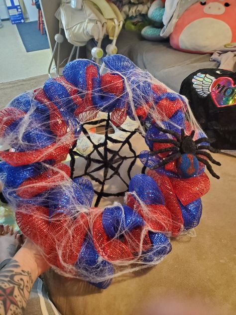 Deco mesh wreath with handpainted spider!! Marvel Wreath, Spiderman Wreath, Wreath Diy, Mesh Wreath, Deco Mesh Wreaths, Mesh Wreaths, Diy Wreath, Deco Mesh, 4th Of July Wreath