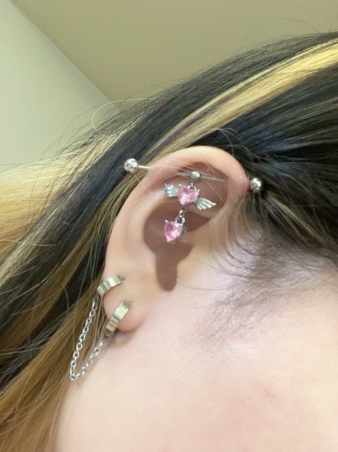 How To Do An Industrial Piercing, Ear Piercings Combos, Ethereal Piercings, Pink Industrial Piercing, Aesthetic Industrial Piercing, Piercing Ideas With Industrial, Ear Piercings Y2k, Girly Piercings, Industrial Piercing Ideas