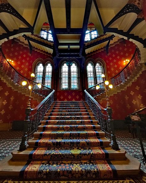 St. Pancras Renaissance Hotel and its Grand Staircase St Pancras Hotel, Gryffindor Common Room, St Pancras Station, Gothic Revival Architecture, Kings Cross Station, London Underground Stations, London Hotel, Kings Cross, Marble Columns