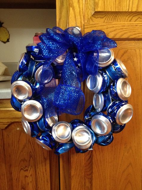 Beer Can Wreath Guinness Beer Wreath, Beer Can Wreath, Beer Wreath, Beer Can Ornaments Diy, Beer Can Christmas Wreath, Beer Christmas Ornaments Diy, Beer Crafts Diy, Can Wreath, Camp Christmas