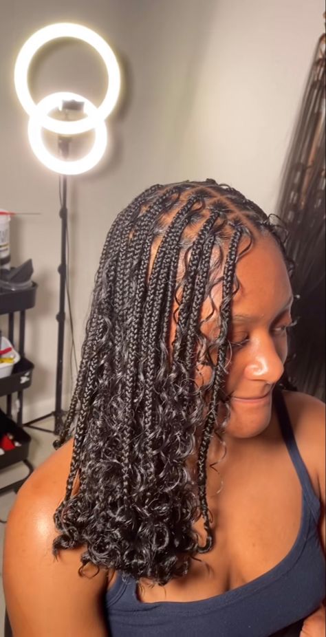 Type Of Knotless Braids, Short Jumbo Boho Knotless Braids, Shorts Knotless Braids With Curls, Short Boho Braids With Curls, Bob Length Knotless Braids With Curls, Knotless Boho Bob Box Braids, Short Large Boho Knotless Braids, Short Boohoo Knotless Braids, Knotless Box Braids Medium With Curls Shoulder Length