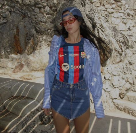 Hard Images, Barcelona Jersey, Football Girl, Barcelona Jerseys, Football Jersey Outfit, Jersey Outfit, Team T Shirts, Dua Lipa, Angel Art