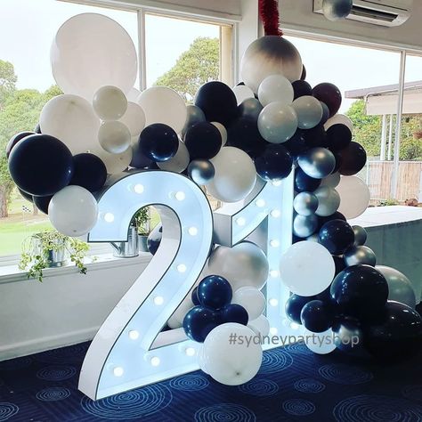 21st Birthday Ideas Themes, 40 Birthday Cake, Birthday Ideas Themes, Black And White Party Decorations, Birthday Balloon Garland, Ideas De 15, 21st Birthday Party Ideas, 21st Birthday Balloons, Black And White Balloons