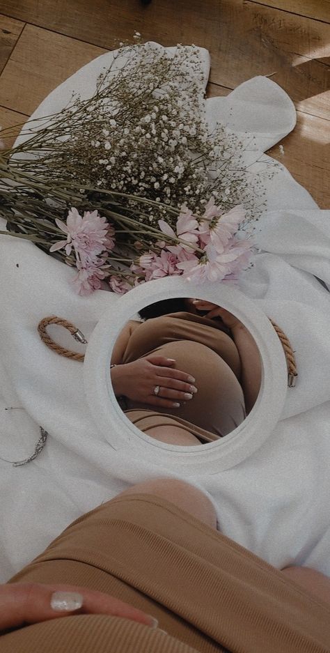 Vision Board Pictures Pregnant, Pregnant Belly Photo Ideas, Mirror Maternity Pictures, Pregnancy Wallpaper, Pregnant Selfies, Half Baked Pregnancy Photo, Diy Maternity Photos, Pregnancy Announcement Pictures, Cute Pregnancy Pictures