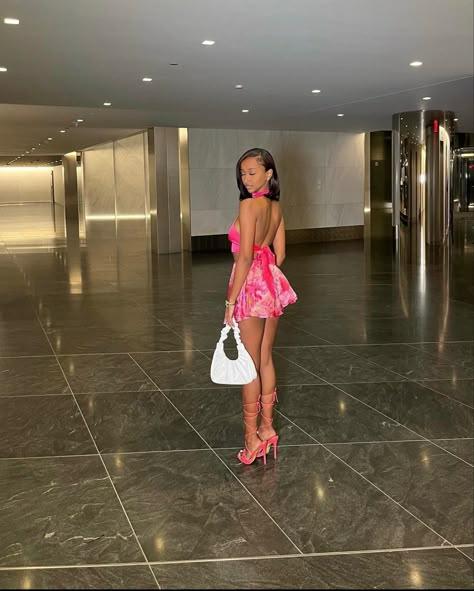 Dinner Poses, Birthday Instagram Post, Mode Poses, Birthday Instagram, Vacation Outfits Women, 2piece Outfits, Ibiza Outfits, Fasion Outfits, Stylish Summer Outfits