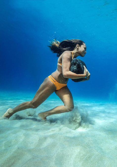 Ha'a Keaulana's boulder workout Underwater Workout, Surfer Girl Workout, Surfer Workout, Women In Water, Poses For Artists, Hawaiian Surfer, Girls Surfing, Girls Winter Fashion, Girls Football Boots