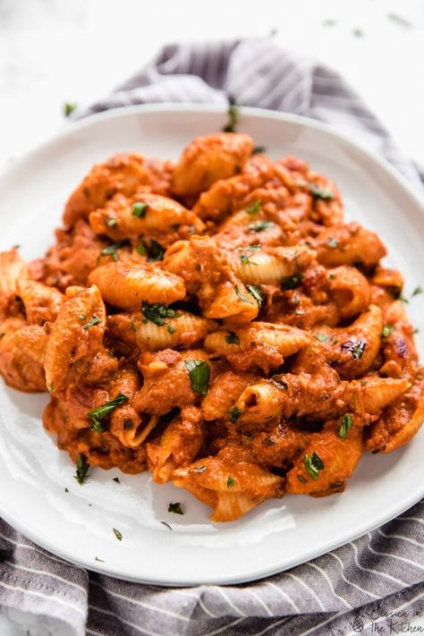 This Creamy Tomato Pasta has 7 ingredients and is easy enough for a satisfying weeknight dish. It’s made a cashew cream sauce & is absolutely delicious! Jessica In The Kitchen, Sticky Sesame Cauliflower, Cashew Cream Sauce, Creamy Tomato Pasta, Chicken Tomato, Cream Chicken, Spicy Tacos, Chicken Tortellini, Easy Pasta Dishes