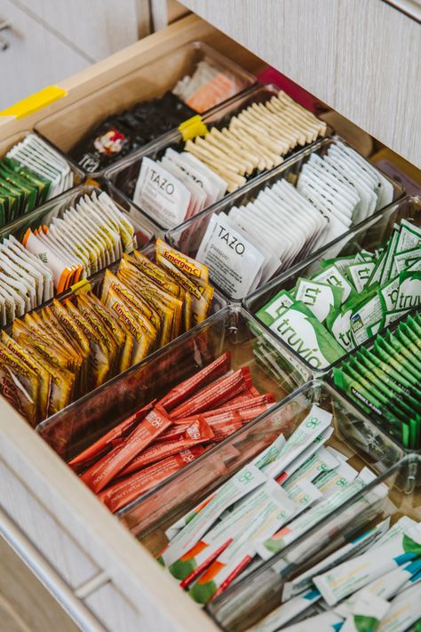 Do you have a messy tea drawer in your house? Well we have the perfect organization idea to keep it clutter free! Tea Drawer, Coffee Organization, Silverware Organization, Bathroom Counter Decor, Tea Organization, Tea Station, House Organisation, Coffee Bars, Kitchen Organisation