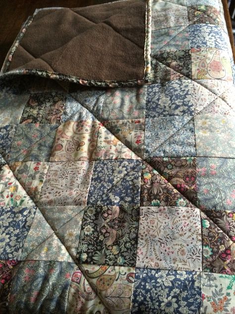 The fabric! Liberty Quilts Patchwork, Colonial Quilts, Quilt Diy, Liberty Quilt, Patchwork Diy, Baby Patchwork Quilt, Patchwork Blanket, Patchwork Baby, Crazy Patchwork