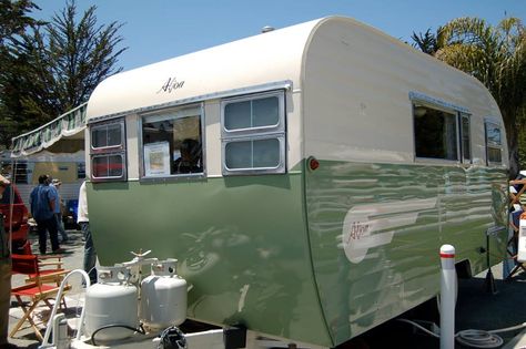 Green and white paint scheme Sage Green Trailer Interior, Green Caravan Interior, Green Caravan, Paint Caravan Exterior, Caravan Outside Paint, Vintage Camper Paint, Vintage Caravan Exterior Paint, Caravan Paint, Retro Trailers