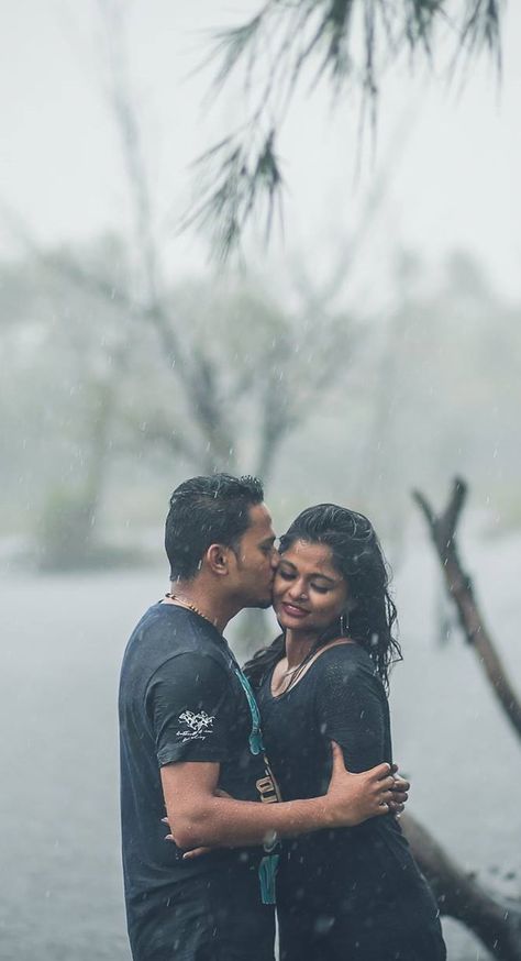 Love Story Shot - Bride and Groom in a Nice Outfits. Best Locations WeddingNet #weddingnet #indianwedding #lovestory #photoshoot #inspiration #couple #love  #destination #location #lovely #places  FOLLOW OUR INSTAGRAM @WEDDINGNET Rain Couple Photography, Rain Love Couple, Couple In Rain Romantic, Rainy Love, Dance Rain, Hot Kiss Couple, Couple Rain, Bengali Couple, Couple In Rain