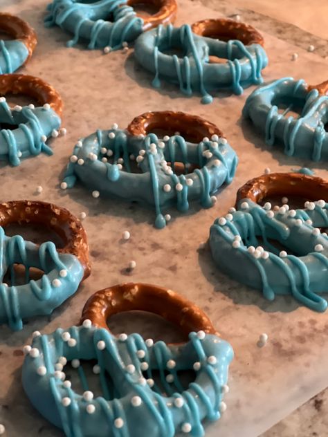 Blue Candy Bar Ideas, Frozen Birthday Party Treats, Blue Birthday Snacks, Gender Reveal Party Desserts, Blue Treats For Party, Blue Party Food Ideas, Blue Food Platter, Blue Party Snacks, Baby Shower Baked Goods