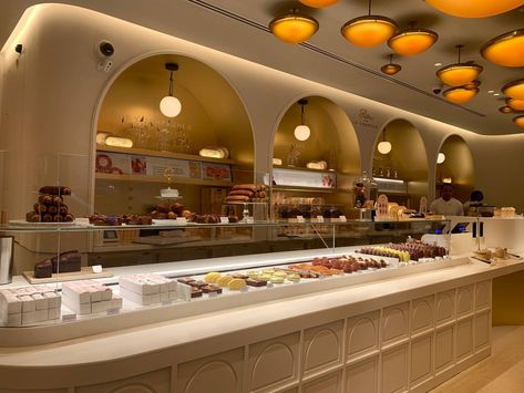 Bakery Shop Aesthetic, Bakery Showcase, Luxury Bakery, Chocolate Store Design, Donuts Shop, Chocolate Store, Chocolate Stores, Bakery Display, Dessert Shop