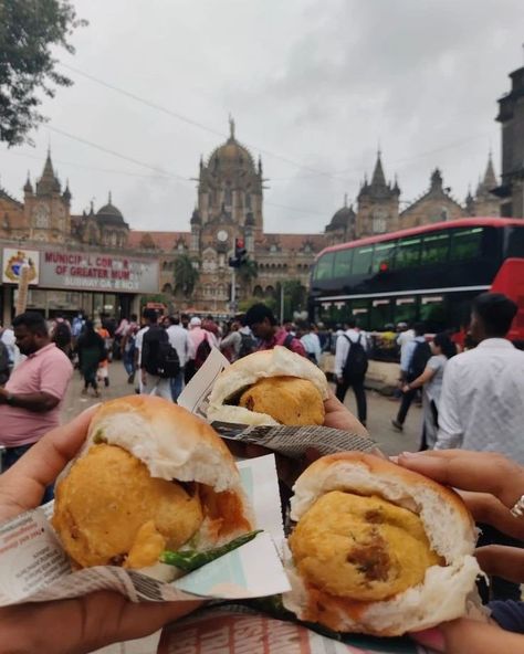 Mumbai . . . . . . . . . . #mumbaikar #mumbai #mumbaiblogger #mumbailove #mumbaiganpati #mumbaifoodie #mumbaiindians #mimbaimerijaan #vlog #vlogger #traveling #travelgram #travel #instatravel #instagram #explore #amaan_khan7052 Mumbai Street Food Snap, Csmt Mumbai Aesthetic, Mumbai Food Snap, Mumbai Morning Snap, Bhumika Core, Mumbai Instagram Stories, Mumbai City Snapchat, Mumbai Snapchat, Mumbai Vibes