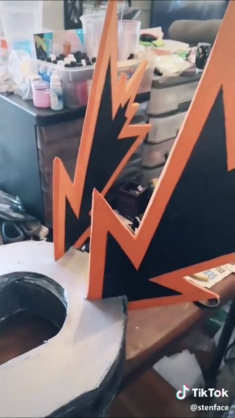 Cardboard Cosplay Diy, Bakugo Cosplay Diy, Anime Diys, Bakugou Cosplay, Vinyl Art Paint, Latex Cosplay, Anime Cosplay Makeup, Mha Cosplay, Cosplay Armor