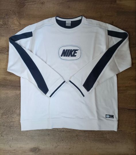 #fashion #nike #nikevintage #90s #nike90s #vintage #aesthetic #sweatshirt #ootd #instagram #rare Retro Nike Sweatshirt Vintage, Vintage Nike Sweatshirt Cream, Vintage Nike Shirts, Old Nike Aesthetic, Old Nike Sweatshirt, Nike 90s Outfit, Old Nike Clothes, Nike Sweater Men, Sweatshirt Ootd