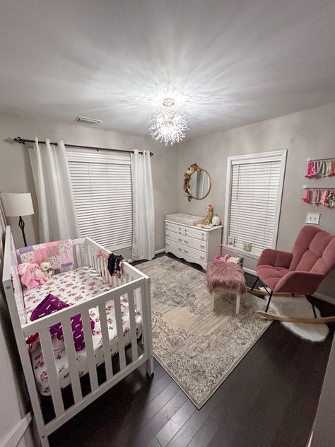 Nursery Guest Room Combo, Baby Girl Room Ideas, Girl Room Ideas, Luxury Baby Room, Baby Room Decals, Nursery Guest Room, Baby Nursery Closet, Cozy Baby Room, Girl Apartment Decor