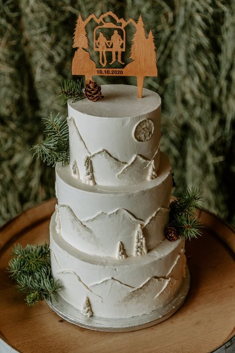 Elegant cake. Ski cake. Wedding cake. Coolcaketoppers on Etsy Anna Nichol Photography Mountain Cake Wedding, Outdoor Theme Wedding Cake, Nature Theme Wedding Cake, Winter Themed Wedding Cakes, Mountains Wedding Cake, Adventure Wedding Cake, Nature Themed Wedding Cake, Masculine Wedding Cake, Wedding Cake Outdoor Theme