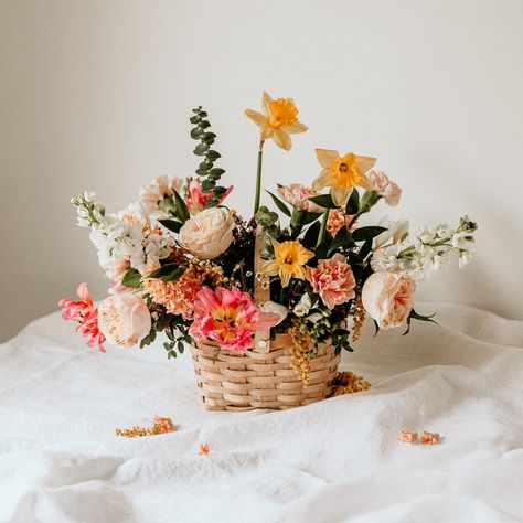 Spring Flower Basket, Wildflower Basket Arrangement, Spring Flower Baskets Arrangements, Easter Basket Flower Arrangements, Basket Flower Centerpieces, Floral Arrangement In Basket, Picnic Basket Flower Arrangement, Basket Arrangements Floral, Flower Arrangements Basket