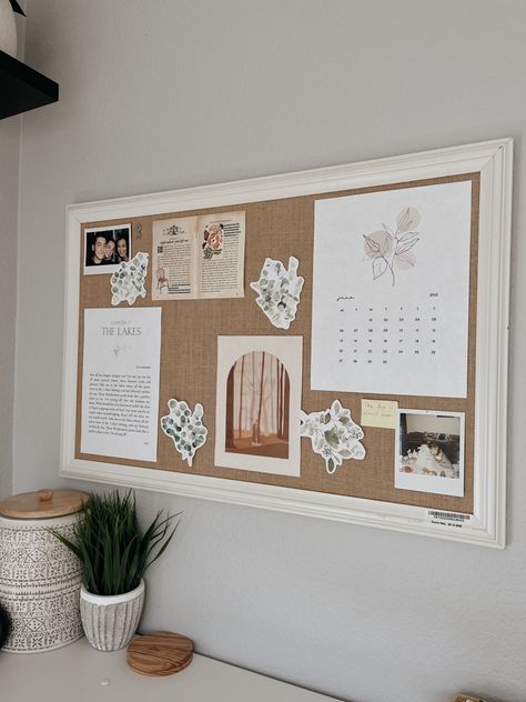 Pretty Cork Board, Things To Put On Bulletin Boards Bedroom, Office Desk Bulletin Board Ideas, Notice Board Ideas Bedroom, Tack Board Ideas Bedrooms, Boho Bulletin Board Ideas Bedroom, Bulletin Board Above Desk, College Dorm Bulletin Boards Room Decor, Corkboard Room Decor