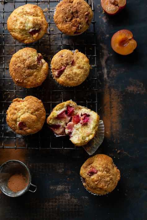 Easy plum muffins with a hint of lemon & cinnamon recipe #baking #recipe #muffins Plum Muffins, Jam Muffins, Apricot Muffins, Plum Torte, Cinnamon Recipe, Pecan Muffins, Plum Recipes, Apple Cinnamon Muffins, Cinnamon Muffins