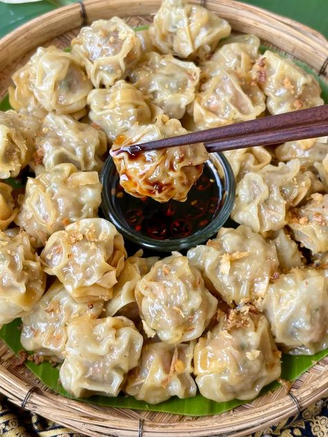 Quick and easy Thai dumplings recipe for making authentic kanom jeeb at home! Perfect for any occasion, complete with a homemade dipping sauce. Thai Dumplings, Pork Dumpling, Dumplings Recipe, European Recipes, Asian Foods, Dumpling Recipe, Asian Cooking, Asian Dishes, Thai Recipes