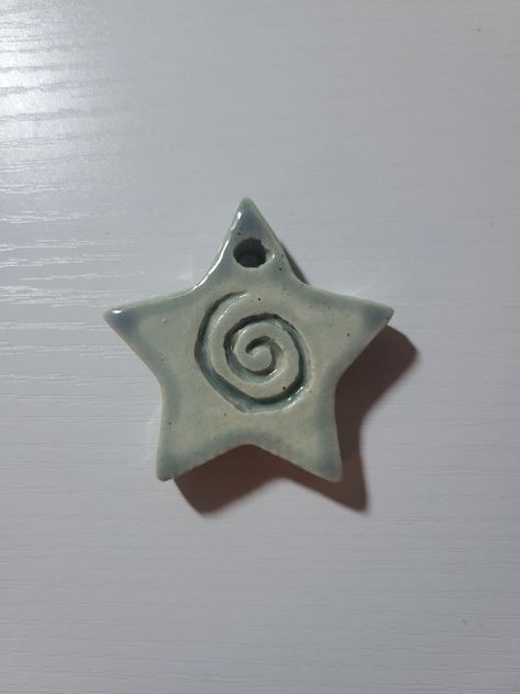 Ceramic Star Bowl, Star With Swirl, Small Sculpture Ideas Clay, Star Clay Dish, Diy Clay Pendants, Ceramic Charms Diy, Clay Present Ideas, Aesthetic Ceramics Ideas, Grunge Clay Ideas