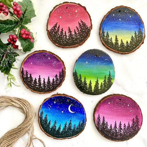 How To Paint Wood Slice Ornaments +10 Ideas To Get You Inspired Wooden Ball Ornaments Diy Christmas, Painted Log Slices Christmas, Wood Slice Art Easy, Painting Wood Rounds, Wood Painting Ideas Easy, Wood Slice Painting Ideas Easy, Wood Circle Ornaments Diy, Wooden Coaster Painting Ideas, Wooden Ornaments Painted