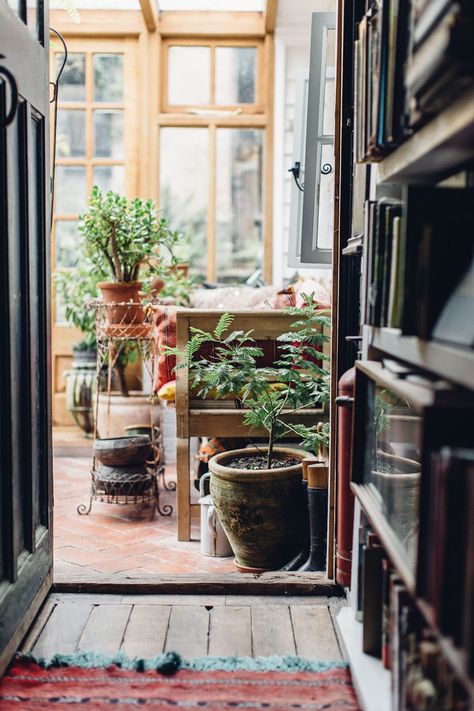 Moody Country Home, Vintage Decor Ideas For The Home, Rustic Cozy House, Vintage Sunroom, Moody Hallway, Maximalist Cottage, Colorful Eclectic Decor, Naturalist Decor, Rustic Country Home Decor