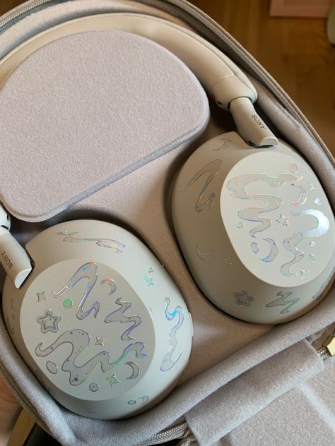 silver sony wh-1000xm5 headphones decorated with silver hologram stickers Sony Xm5 Decorated, Sony Wh-1000xm5 Outfit, Sony Headphones Stickers, Sony Wh-1000xm5 Aesthetic, Sony Wh-ch720n Aesthetic, Stickers For Headphones, Sony Xm5 Headphones Aesthetic, Sony Wh-1000xm5, Headphones With Stickers