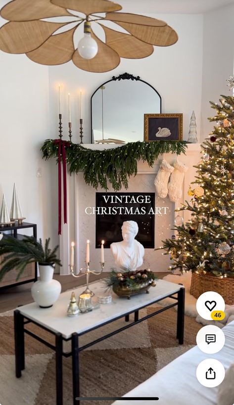 Influencer Christmas, Warm Ambient Lighting, Vintage Christmas Art, Minimalist Christmas Decor, Christmas Dreaming, Classic Christmas Decorations, Cozy Christmas Decor, Christmas Apartment, Modern Christmas Decor